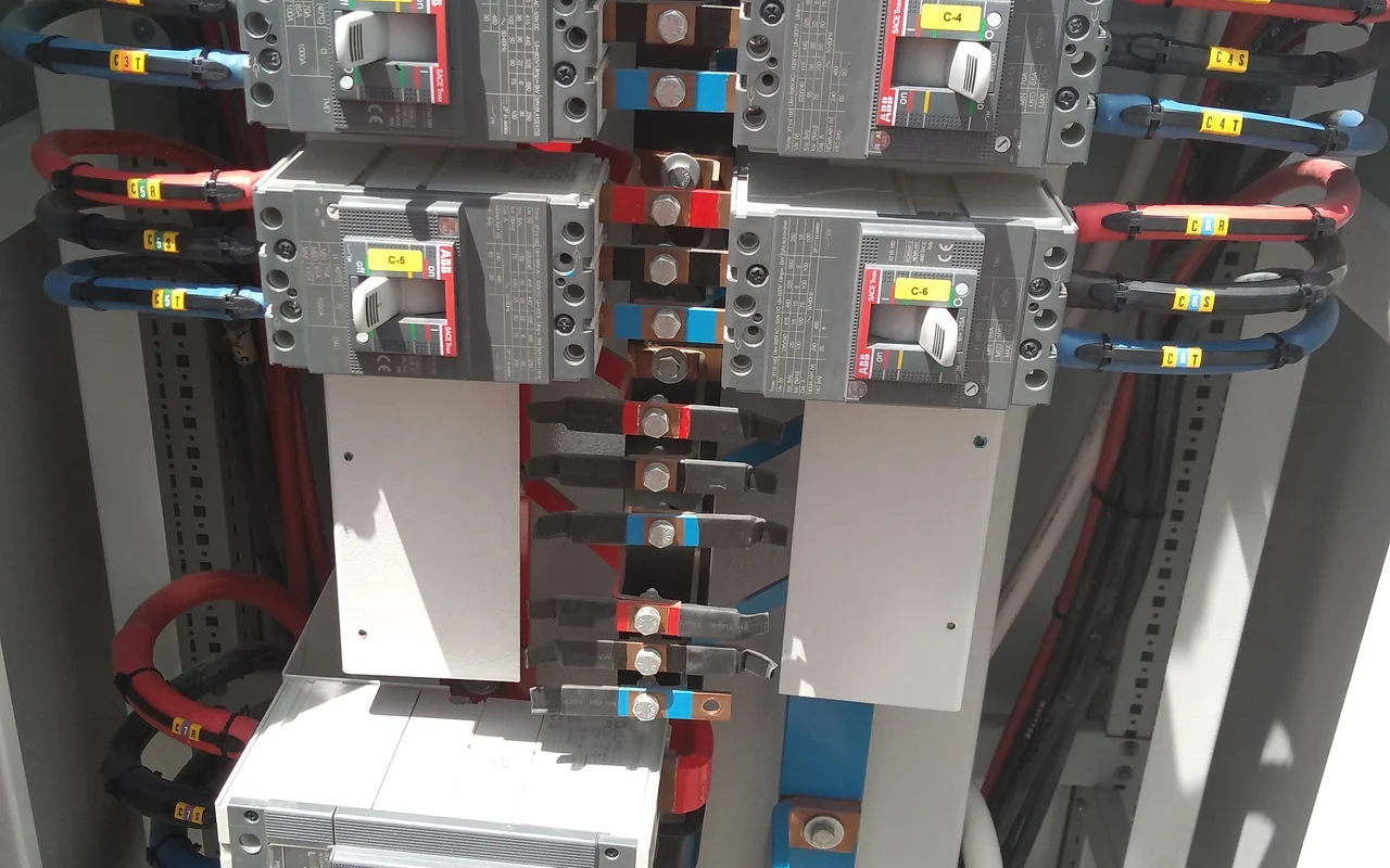 Mina Justa: instalaciones eléctricas de campamento